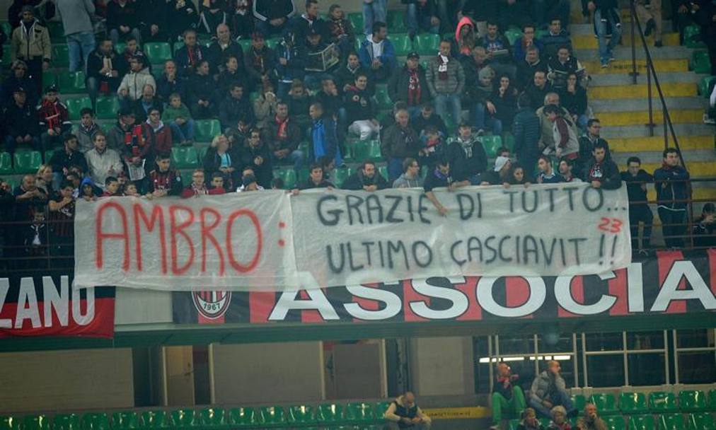 Contestazioni ma anche celebrazioni: i  tifosi del Milan  ricordano i 18 anni in rossonero di Massimo Ambrosini, tornato a San Siro ma  da avversario . 